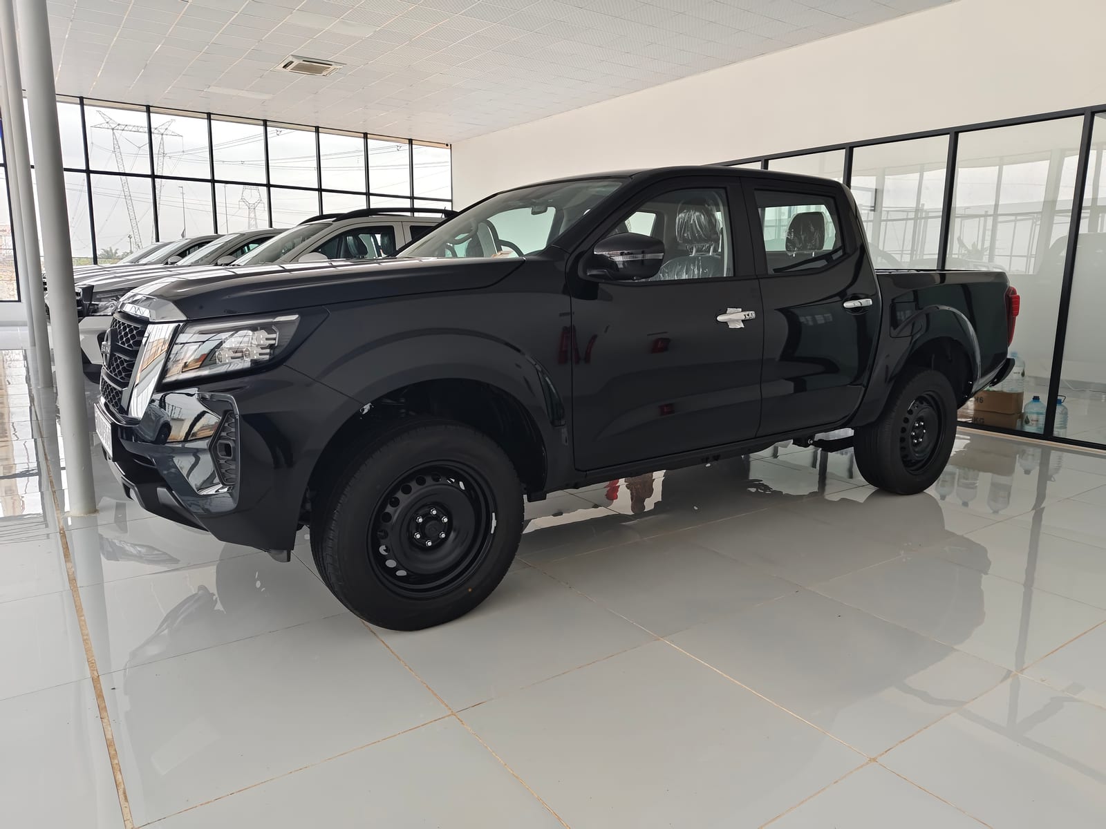 Nissan Navara — Black