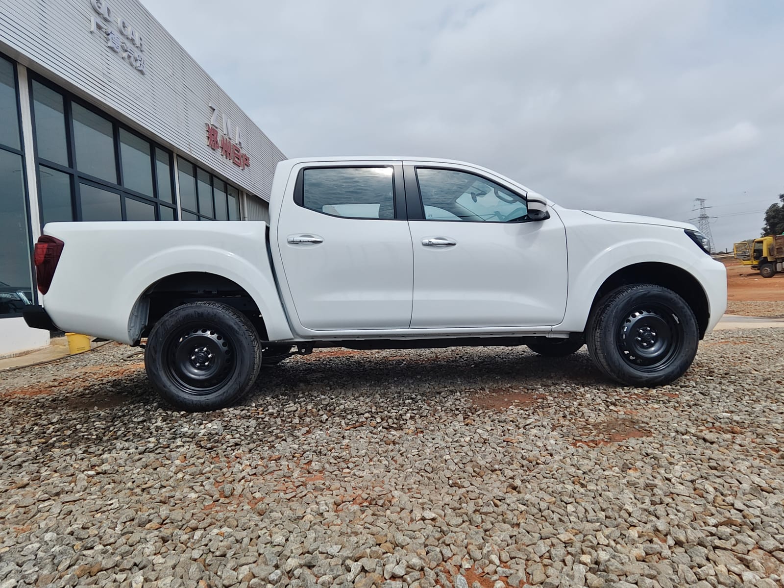 Nissan Navara — White